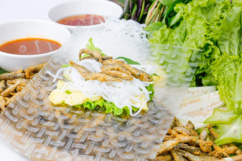 Cá Linh Chiên Giòn Cuốn Bánh Tráng Mắm Me - Ảnh 3